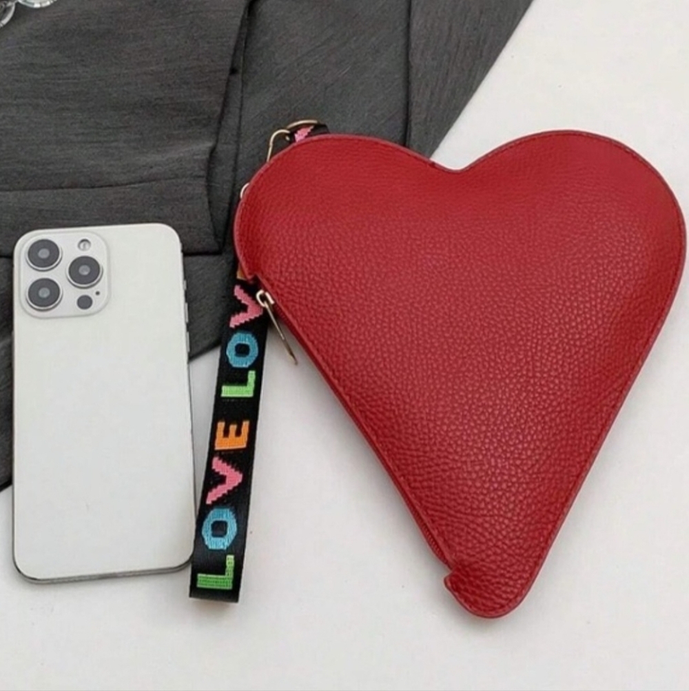 Heart Shaped Wristlet Red  Clutch Bag Love 🆕️ - Picture 2 of 12